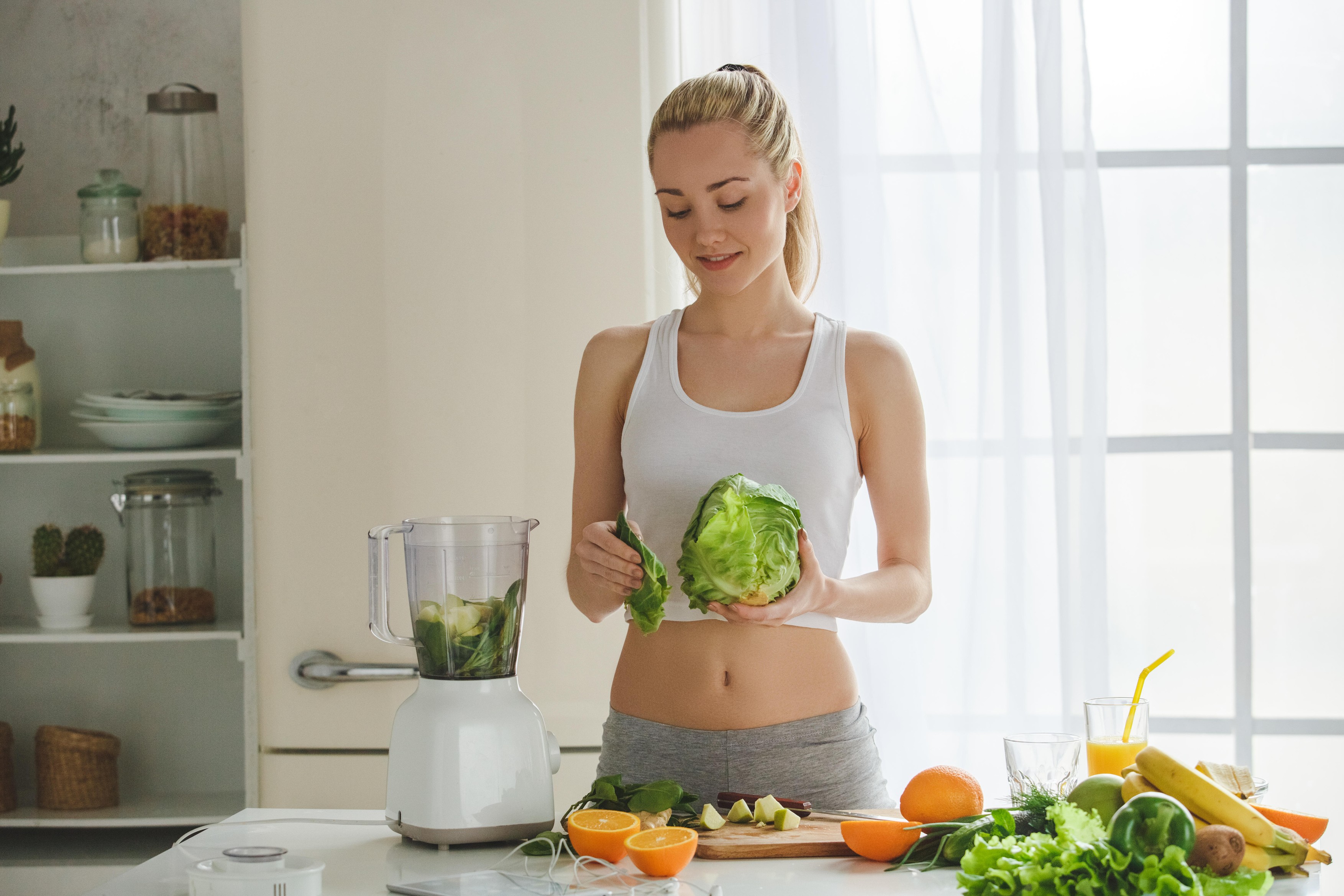 mlada ženska pripravlja smuti